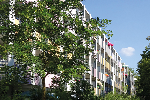 das Wohnhaus in Gern mit den Balkonen von der Gartenseite aus gesehen